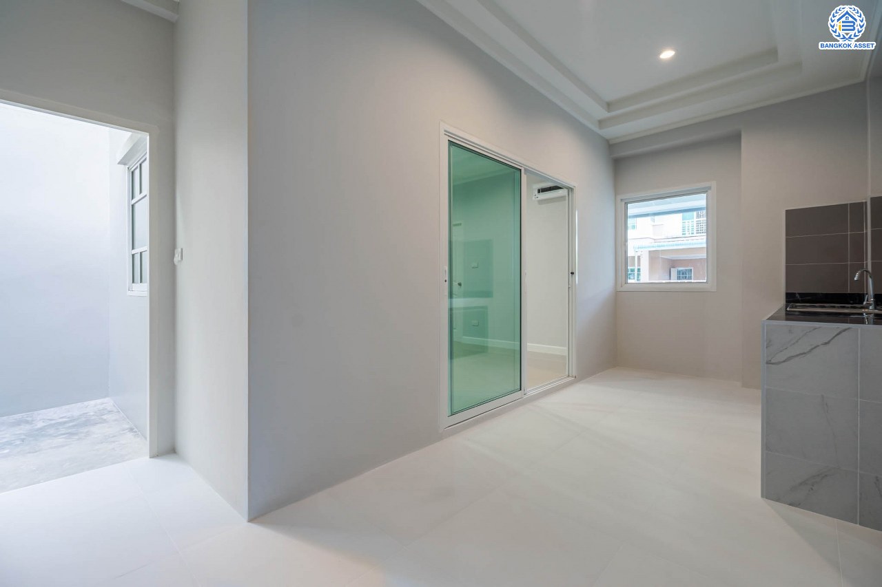 บ้านมือสองตกแต่งใหม่ ทำเลโซนเมือง! หลังมุม ม.ปัญฐิญา1 พระราม5 ตกแต่งดีไซน์ทันสมัย เนื้อที่ 55.5 ตร.ว. หลังใหญ่พร้อมอยู่ ฟังก์ชัน 3 ห้องนอน 3 ห้องน้ำ 2 ที่จอดรถ พร้อมเรือนรับรอง ทำเลศักยภาพ เชื่อมต่อถนนหลายสาย ใกล้รถไฟฟ้า "สถานีแยกติวานนท์"